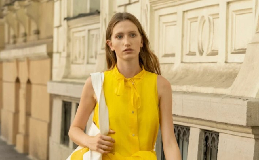 Κίτρινο φόρεμα: Η τάση που θα αναδείξει το μαύρισμα σου και μετά τις διακοπές