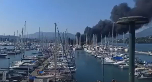 Καίγονται σκάφη στην Κέρκυρα, τιτάνια «μάχη» με τις φλόγες (βίντεο)