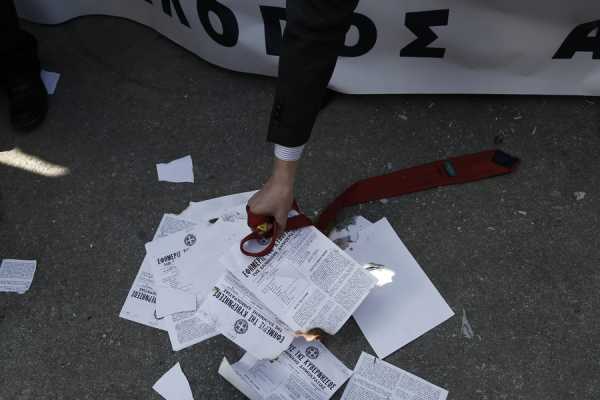 Πορεία διαμαρτυρίας επιστημονικών φορέων για το ασφαλιστικό στη Θεσσαλονίκη