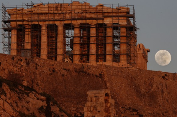 Financial Times: Προφανές ότι τα γλυπτά του Παρθενώνα ανήκουν στην Αθήνα