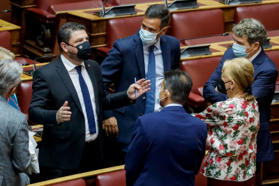Η επανεμφάνιση Χαρδαλιά στη Βουλή μετά την περιπέτεια της υγείας του (εικόνες)