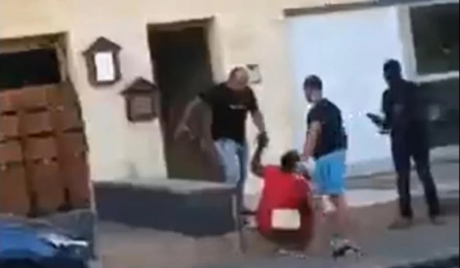 Απίστευτο περιστατικό την Κύπρο: Την κλωτσούσε με μανία ενώ κρατούσε το μωρό της αγκαλιά (Βίντεο)