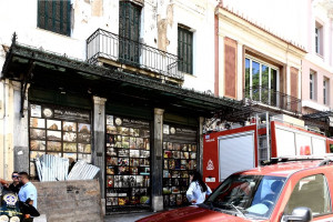 Δήμος Αθηναίων: Περίφραξαν το κτίριο στην Αιόλου που κατέρρευσε