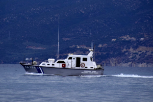 Ακυβέρνητο φορτηγό πλοίο πλέει βόρεια της Κύθνου