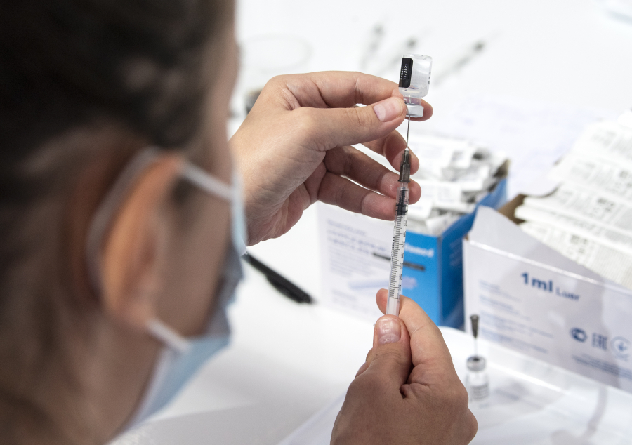 EMA: Αξιολογεί την αίτηση για την αναμνηστική δόση σε εφήβους 12-15 ετών με εμβόλιο της Pfizer