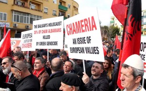 Προκλητική συγκέντρωση Τσάμηδων έξω από την ελληνική πρεσβεία στα Τίρανα