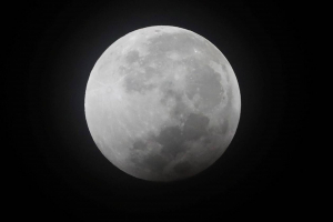 Πανσέληνος: Η μεγαλύτερη έκλειψη σελήνης του αιώνα, εντυπωσιακές εικόνες