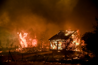 Συγκλονίζει βίντεο στα Βίλια: Στρόβιλος φωτιάς πέταξε κορμό δέντρου προς τους πυροσβέστες