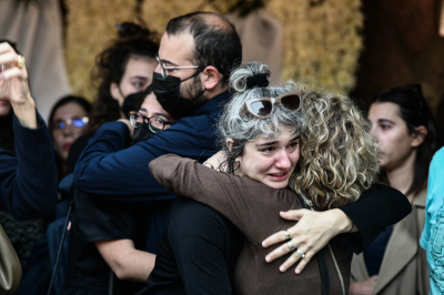 Ηλίας Ζερβός: Απαρηγόρητη η κόρη του στην κηδεία
