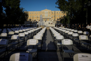 «Αδειες καρέκλες» στην πλατεία Συντάγματος - Διαμαρτυρία των επαγγελματιών στην εστίαση
