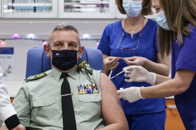Εμβολιάσθηκε ο Αρχηγός ΓΕΕΘΑ, στρατηγός Κωνσταντίνος Φλώρος - Συμβολικά πρώτος των Ενόπλων Δυνάμεων