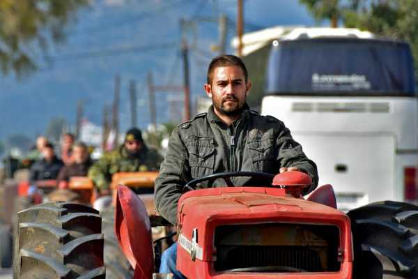 Οι αγρότες κλείνουν την είσοδο της Καλαμάτας