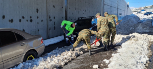 Κακοκαιρία «Ελπίς»: Υπεράνθρωπες οι προσπάθειες του στρατού να απεγκλωβίσουν οδηγούς και πολίτες από τα χιόνια (εικόνες, βίντεο)
