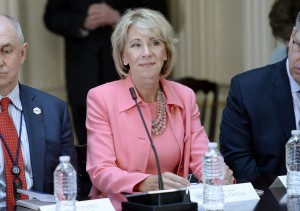 Υπουργός Παιδείας των ΗΠΑ: «Τα σχολεία έχουν την επιλογή οι δάσκαλοί τους να οπλοφορούν»