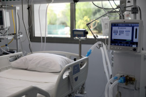Σε πλήρη ασφυξία τα νοσοκομεία της Αθήνας, κρεβάτι ούτε για δείγμα