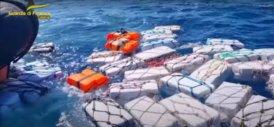 Δύο τόνοι κοκαΐνης επέπλεαν στην θάλασσα της Σικελίας (βίντεο)