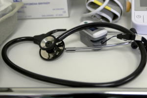 Παράταση στη συνταγογράφηση φαρμάκων και εξετάσεων από τα νοσοκομεία για ανασφάλιστους
