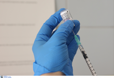 Αλλάζει η σύσταση για τη δεύτερη δόση του εμβολίου: Πότε πρέπει να χορηγείται