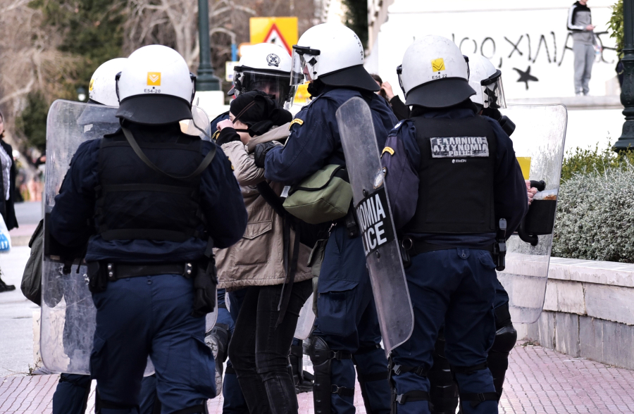 Σύλληψη 47χρονου «σαμουράι» στη Θεσσαλονίκη - Απίστευτη ποικιλία σπαθιών στο οπλοστάσιό του