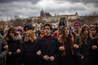 Πράγα: Σχημάτισαν ανθρώπινη αλυσίδα στη μνήμη των θυμάτων της ένοπλης επίθεσης