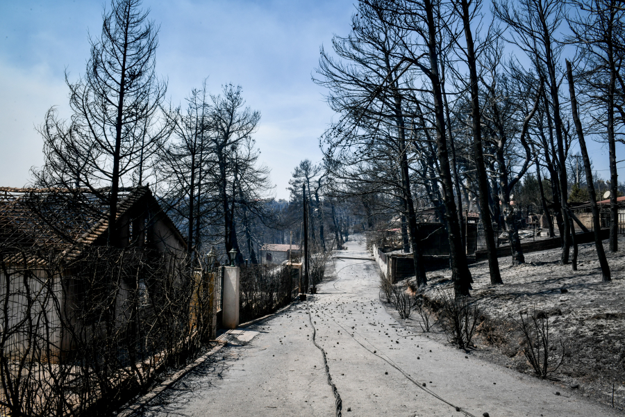 Βιβλική καταστροφή στην Αττική, η επόμενη μέρα από τη φωτιά (βίντεο, εικόνες)