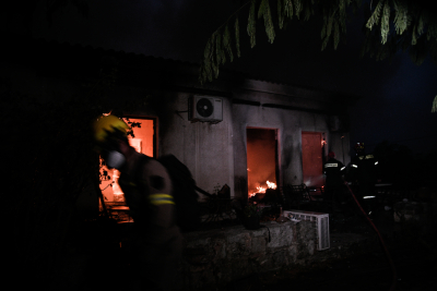 Φωτιές Αττική: Νύχτα κόλασης σε Βαρυμπόμπη, Θρακομακεδόνες - Οι φλόγες μπήκαν στους οικισμούς και απειλούν σπίτια (βίντεο)