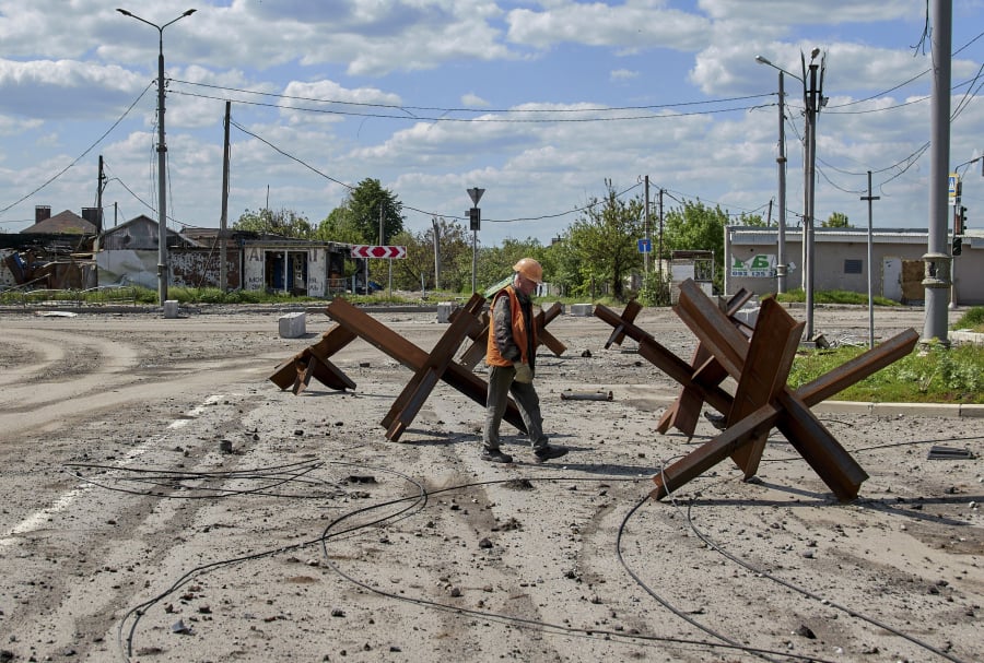 Ουκρανία: Ολοκληρωτικά χτυπήματα στο Ντονμπάς - Από 12.000 έως 29.200 οι εκτιμήσεις για τους νεκρούς ρώσους (εικόνες)