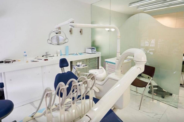 Οδοντίατρος αποκαλύπτει: «Υπήρξε υπερπροσέλευση στο ιατρείο μετά την καραντίνα»