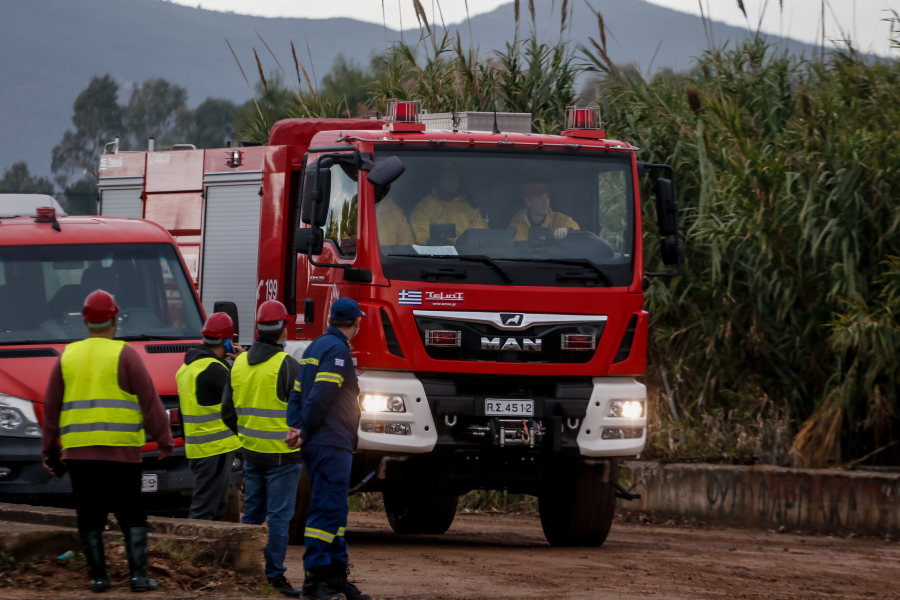 Λακωνία: Μαίνεται η πυρκαγιά σε δασική έκταση στη Βαρβίτσα - Επιχειρούν 99 πυροσβέστες