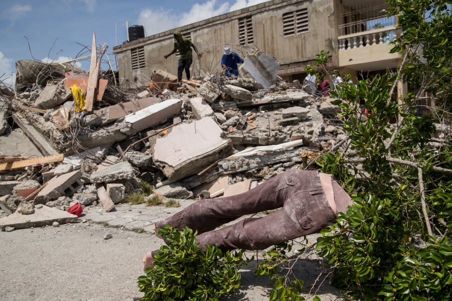 Αϊτή: Οργή και απόγνωση στα ερείπια των 7,2 Ρίχτερ