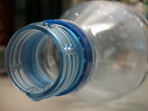 Ποιοι κίνδυνοι «κρύβονται» στο ξαναγέμισμα των πλαστικών μπουκαλιών με νερό