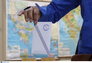 Εκλογές 2023 - Παρατράγουδα στο Μεσολόγγι: Μηνύματα και φυτοφάρμακο σε εκλογικό κέντρο