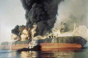 Ιρανικό τάνκερ: Αλλάζει πορεία, διαψεύδεται η πυρκαγιά - Υπό έλεγχο η διαρροή πετρελαίου