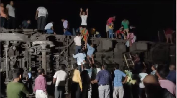 Ινδία: Τουλάχιστον 50 νεκροί μετά από σύγκρουση τρένων, εκατοντάδες τραυματίες