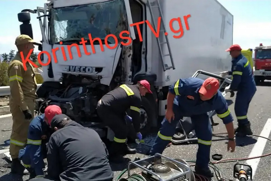 Εθνική Οδός: Σύγκρουση φορτηγών στο ύψος των Αγίων Θεοδώρων – Εγκλωβίστηκε οδηγός (βίντεο, εικόνες)