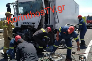Εθνική Οδός: Σύγκρουση φορτηγών στο ύψος των Αγίων Θεοδώρων - Εγκλωβίστηκε οδηγός (βίντεο, εικόνες)