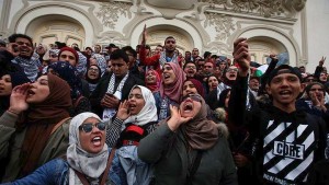 Τυνησία: Τρίτη νύχτα ταραχών κατά των μέτρων λιτότητας