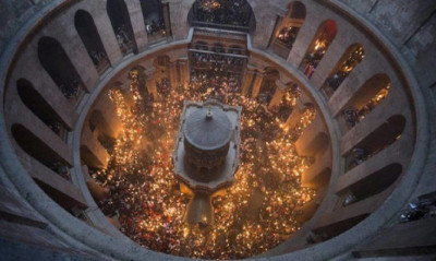 LIVE το Άγιο Φως από το Πατριαρχείο Ιερoσολύμων: Έγινε η Αφή, πότε έρχεται στην Ελλάδα (βίντεο)