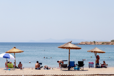 Καύσωνας: Οι οργανωμένες παραλίες της Αθήνας που είναι ανοιχτές δωρεάν για το κοινό