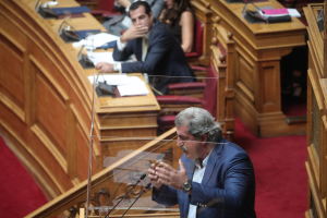 «Σκοτωμός» στη Βουλή: Με Ειδικό Δικαστήριο απείλησε τον Πλεύρη, ο Πολάκης