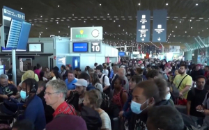 Χάος στα αεροδρόμια της Ευρώπης με απεργίες, καθυστερήσεις και ακυρώσεις (βίντεο)