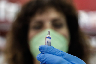Κορονοϊός: Οι δόσεις του εμβολίου «δείχνουν» τα συμπτώματα