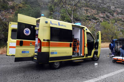 Θεσσαλονίκη: Σοβαρό τροχαίο στη Χαλκηδόνα, έπεσε με το αυτοκίνητο επάνω σε πινακίδα ξενοδοχείου