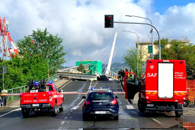 Τρόμος στην Ιταλία: Κατέρρευσε κινητή γέφυρα εν ώρα λειτουργίας (βίντεο)