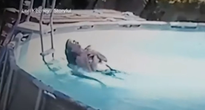 Σοκαριστική στιγμή: 10χρονος βουτάει σε πισίνα και σώζει τη μαμά του από πνιγμό (Βίντεο)