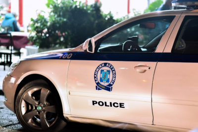 Τροχαίο ατύχημα κοντά στο λιμάνι του Πειραιά - Αυτοκίνητο «καρφώθηκε» σε φανάρι