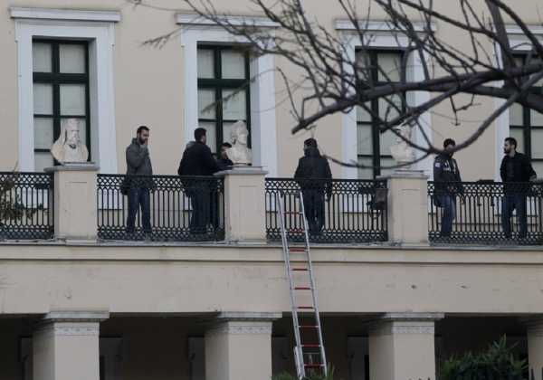 Η αστυνομία «κλείδωσε» την Νομική Αθηνών για να μην πραγματοποιηθεί αντιρατσιστική εκδήλωση