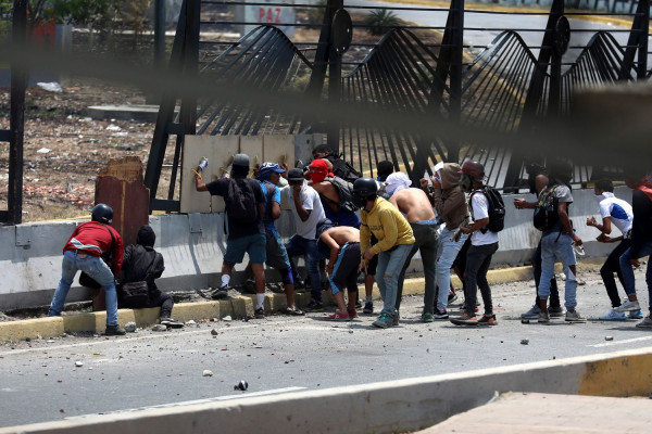 «Μπαρούτι» η Βενεζουέλα - Σφοδρές συγκρούσεις και νεκρή διαδηλώτρια με σφαίρα στο κεφάλι