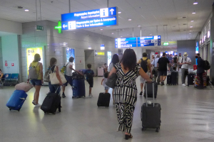 «Απογειώθηκαν» οι αφίξεις στα ελληνικά αεροδρόμια, αύξηση 676% σε σχέση με τον Μάρτιο του 2021