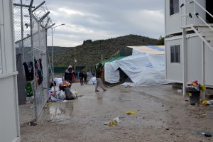 Η περιφέρεια έριξε πρόστιμο στο...υπουργείο Μετανάστευσης για τα λύματα στη Μόρια